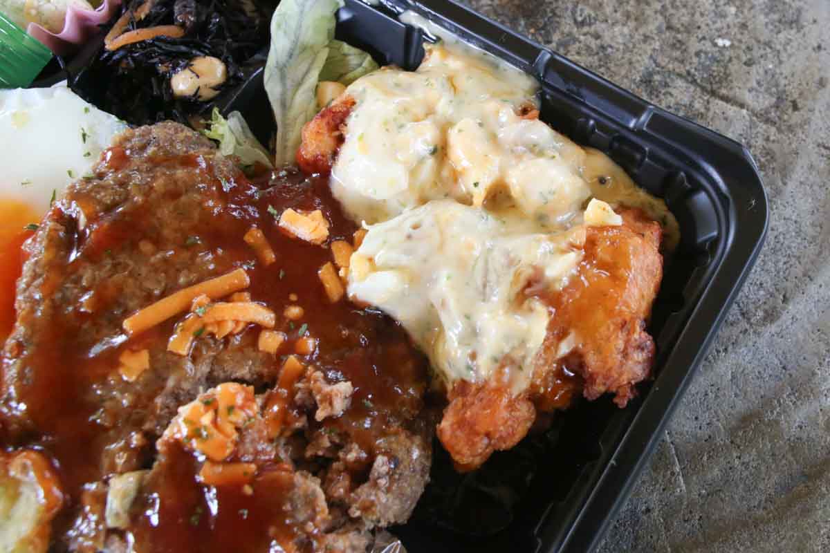 平日は朝8時オープン！「みはら弁当」のコスパ最強600円弁当と満足感抜群の450円弁当がうまい！注文販売・出張販売も利用してみて（那覇市）
