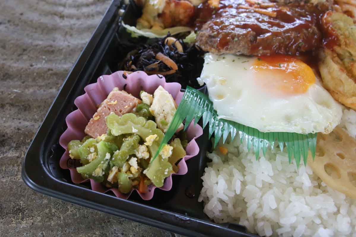 平日は朝8時オープン！「みはら弁当」のコスパ最強600円弁当と満足感抜群の450円弁当がうまい！注文販売・出張販売も利用してみて（那覇市）