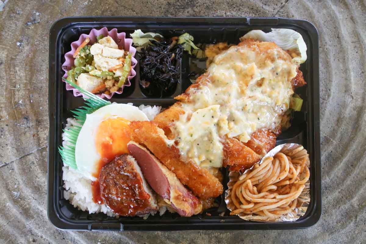 平日は朝8時オープン！「みはら弁当」のコスパ最強600円弁当と満足感抜群の450円弁当がうまい！注文販売・出張販売も利用してみて（那覇市）