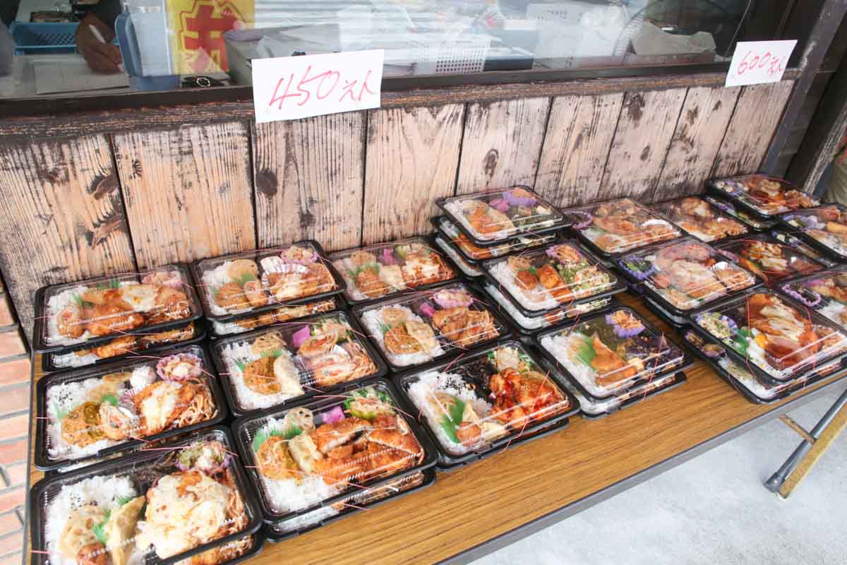 平日は朝8時オープン！「みはら弁当」のコスパ最強600円弁当と満足感抜群の450円弁当がうまい！注文販売・出張販売も利用してみて（那覇市）