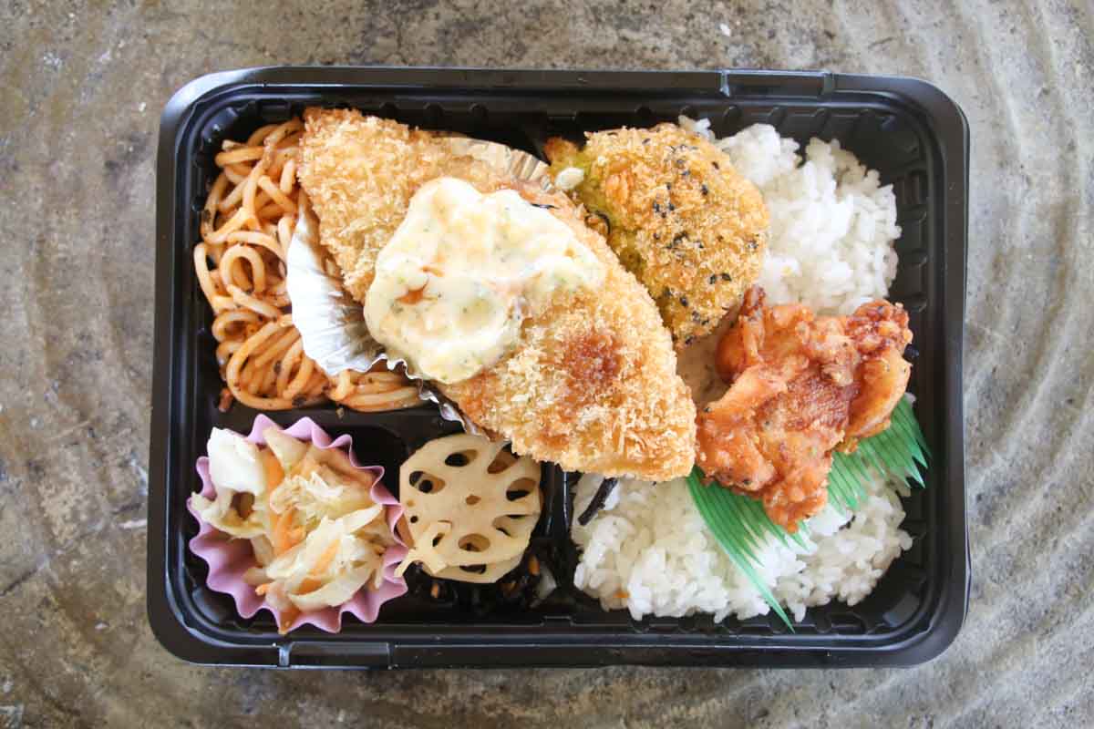 平日は朝8時オープン！「みはら弁当」のコスパ最強600円弁当と満足感抜群の450円弁当がうまい！注文販売・出張販売も利用してみて（那覇市）