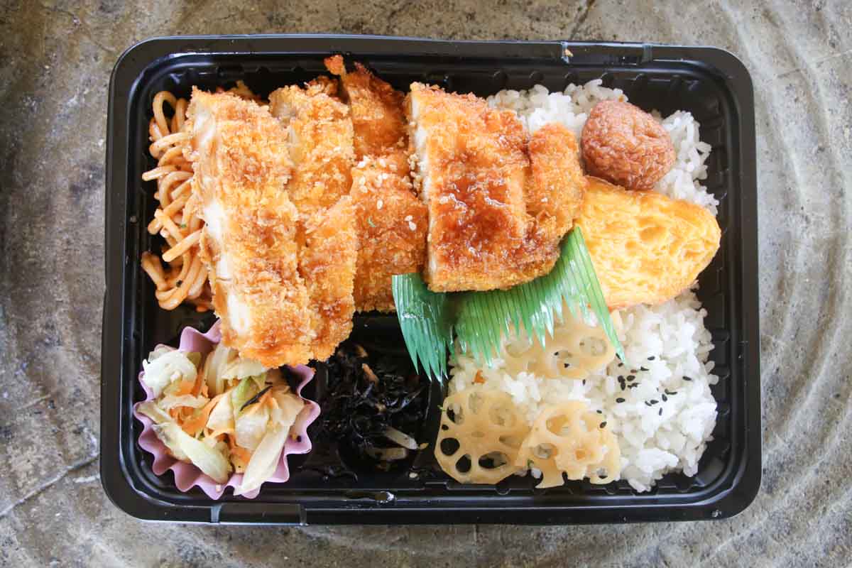 平日は朝8時オープン！「みはら弁当」のコスパ最強600円弁当と満足感抜群の450円弁当がうまい！注文販売・出張販売も利用してみて（那覇市）