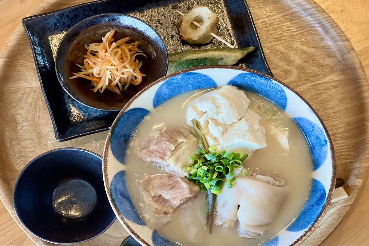 カフェのように落ち着けて、食堂のように気軽に。沖縄そば&カフェ「nomacloset（ノマクロ）」（西原町）