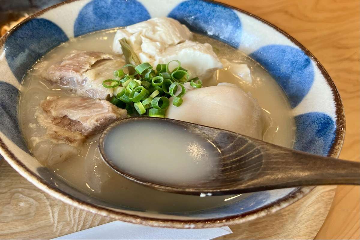 カフェのように落ち着けて、食堂のように気軽に。沖縄そば&カフェ「nomacloset（ノマクロ）」（西原町）