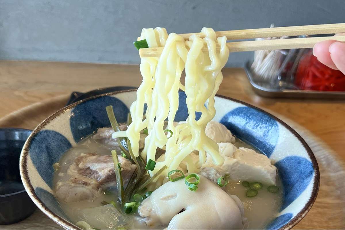カフェのように落ち着けて、食堂のように気軽に。沖縄そば&カフェ「nomacloset（ノマクロ）」（西原町）