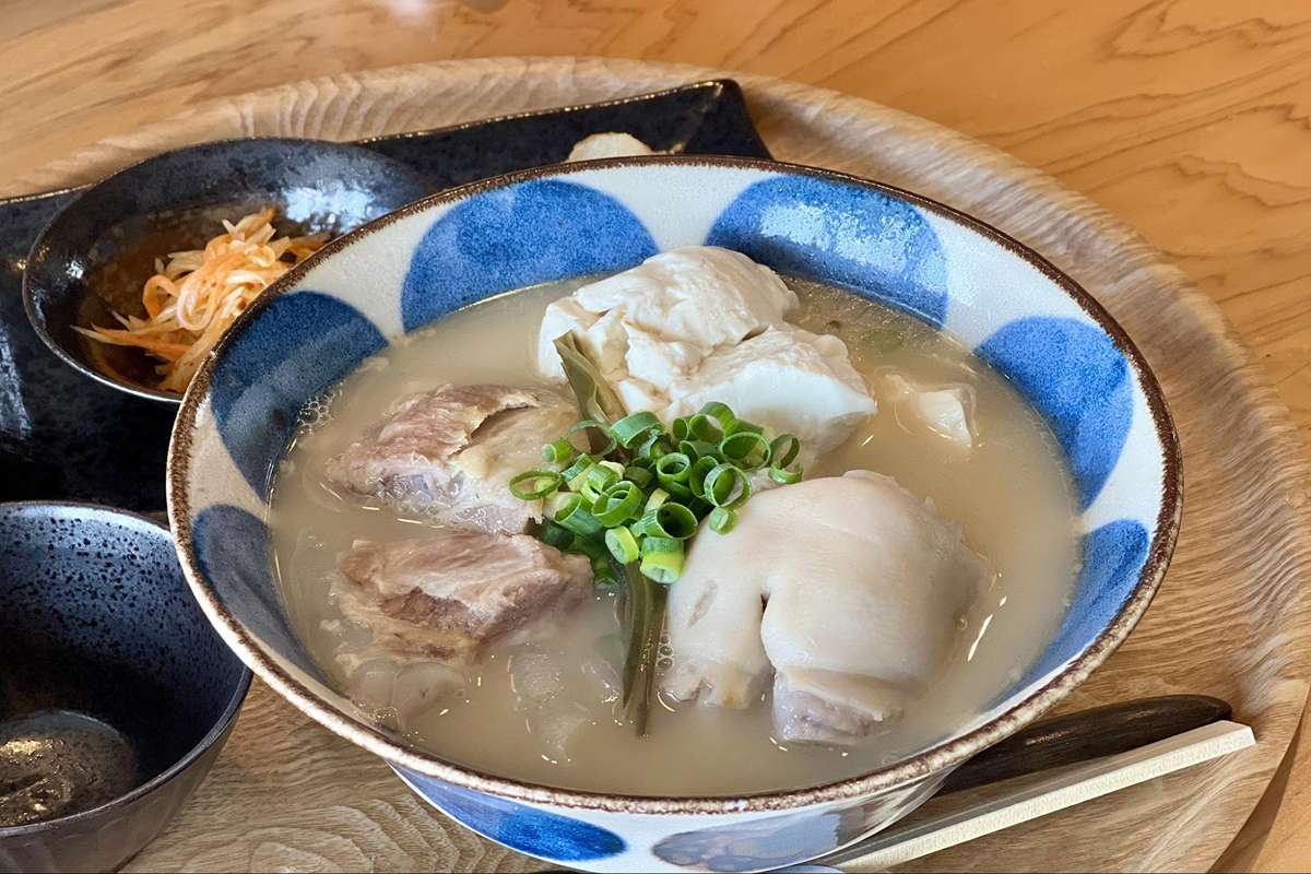 カフェのように落ち着けて、食堂のように気軽に。沖縄そば&カフェ「nomacloset（ノマクロ）」（西原町）
