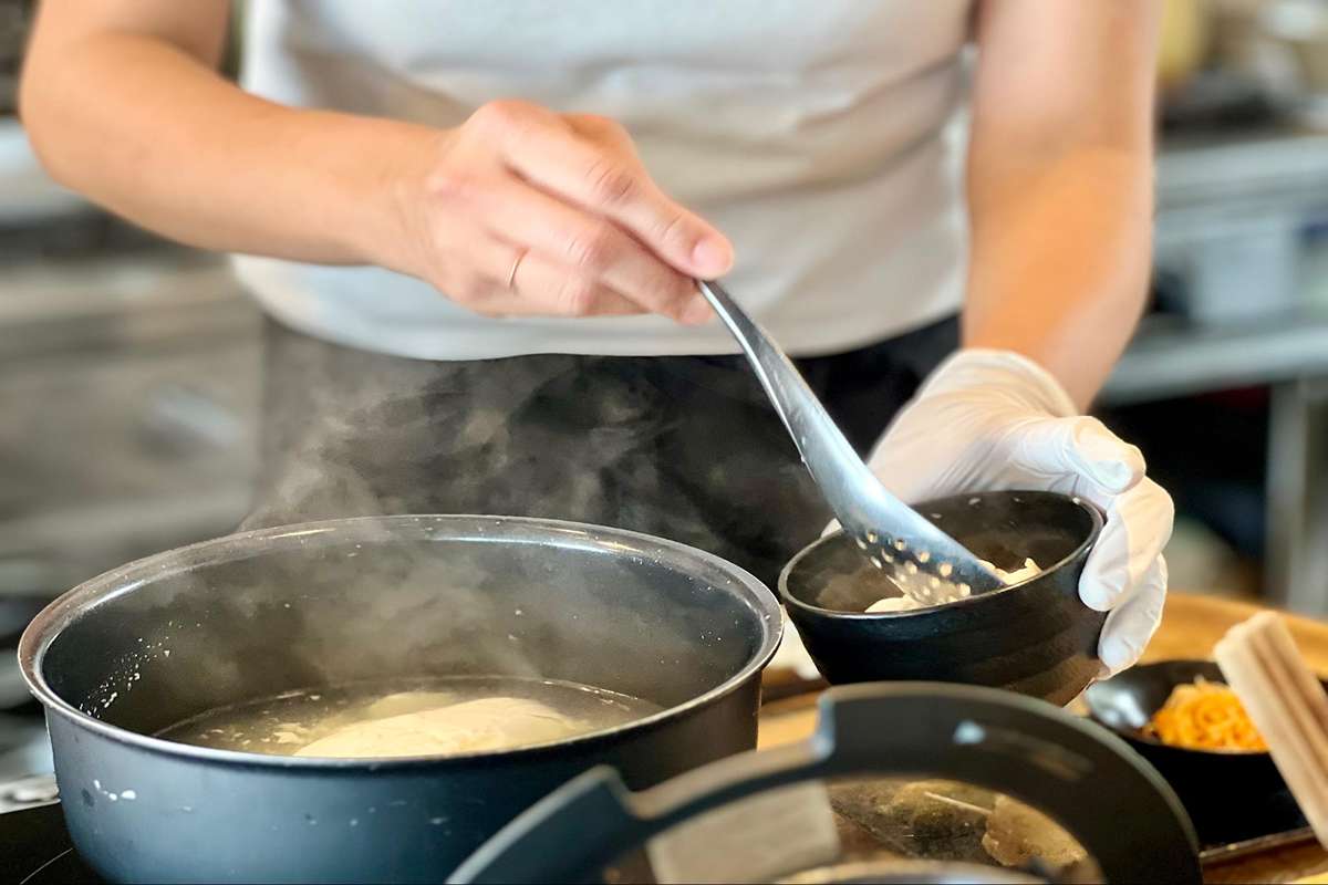 カフェのように落ち着けて、食堂のように気軽に。沖縄そば&カフェ「nomacloset（ノマクロ）」（西原町）