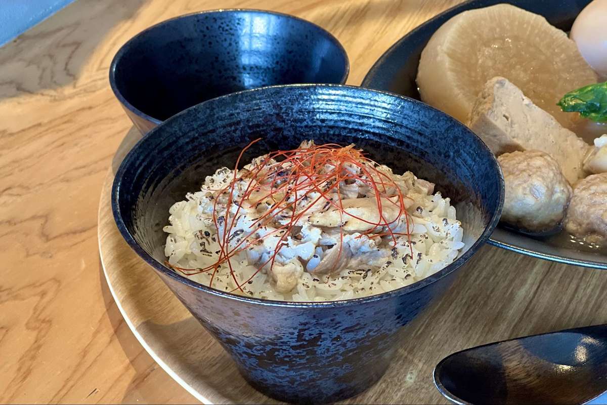 カフェのように落ち着けて、食堂のように気軽に。沖縄そば&カフェ「nomacloset（ノマクロ）」（西原町）