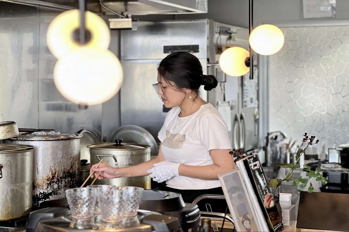 カフェのように落ち着けて、食堂のように気軽に。沖縄そば&カフェ「nomacloset（ノマクロ）」（西原町）