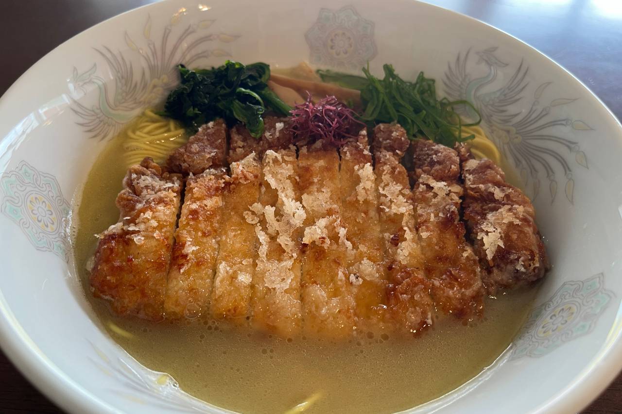 濃厚鶏白湯ラーメンにハマる！「鶏白湯らぁ麺 荻 65Dining」は店主の“好き”が詰まった一軒（浦添市）