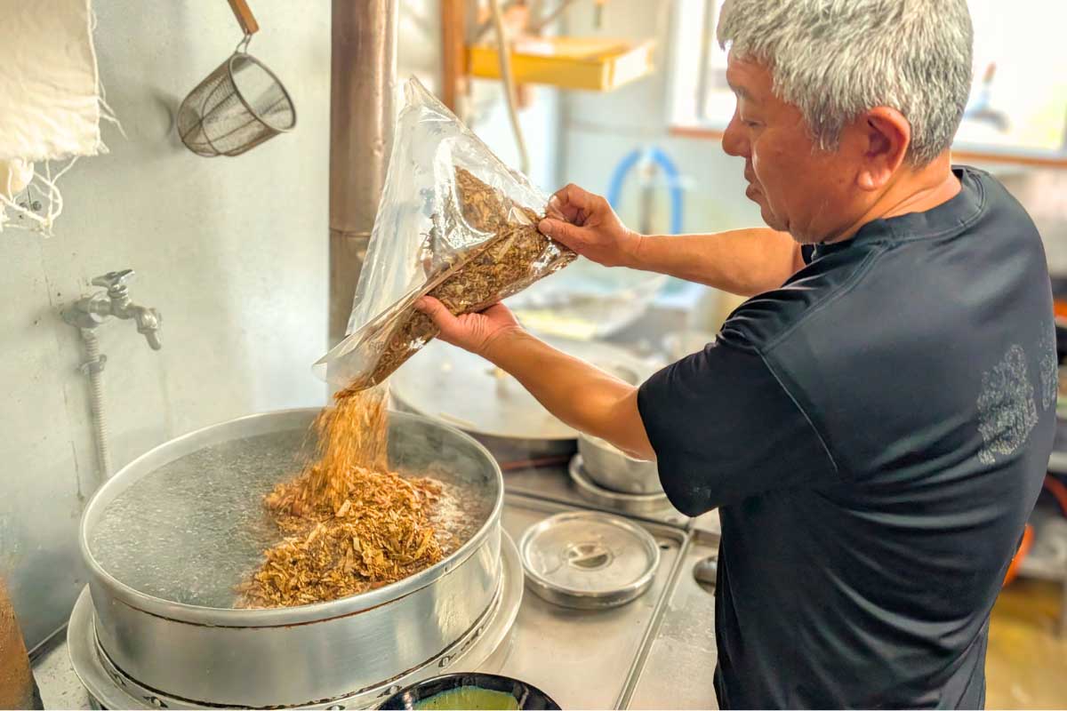 決め手は愛情！ツヤとコシがたまらない細うどん「うどん飩棒（とんぼ）」（今帰仁村）