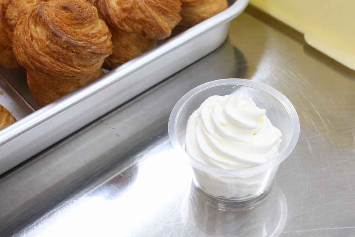 9月下旬までの限定！「100日だけの北海道クロフィン発酵ミルクバター本舗 by TonyBake 沖縄那覇店」で味わうクリームたっぷりサクふわクロフィン（那覇市）