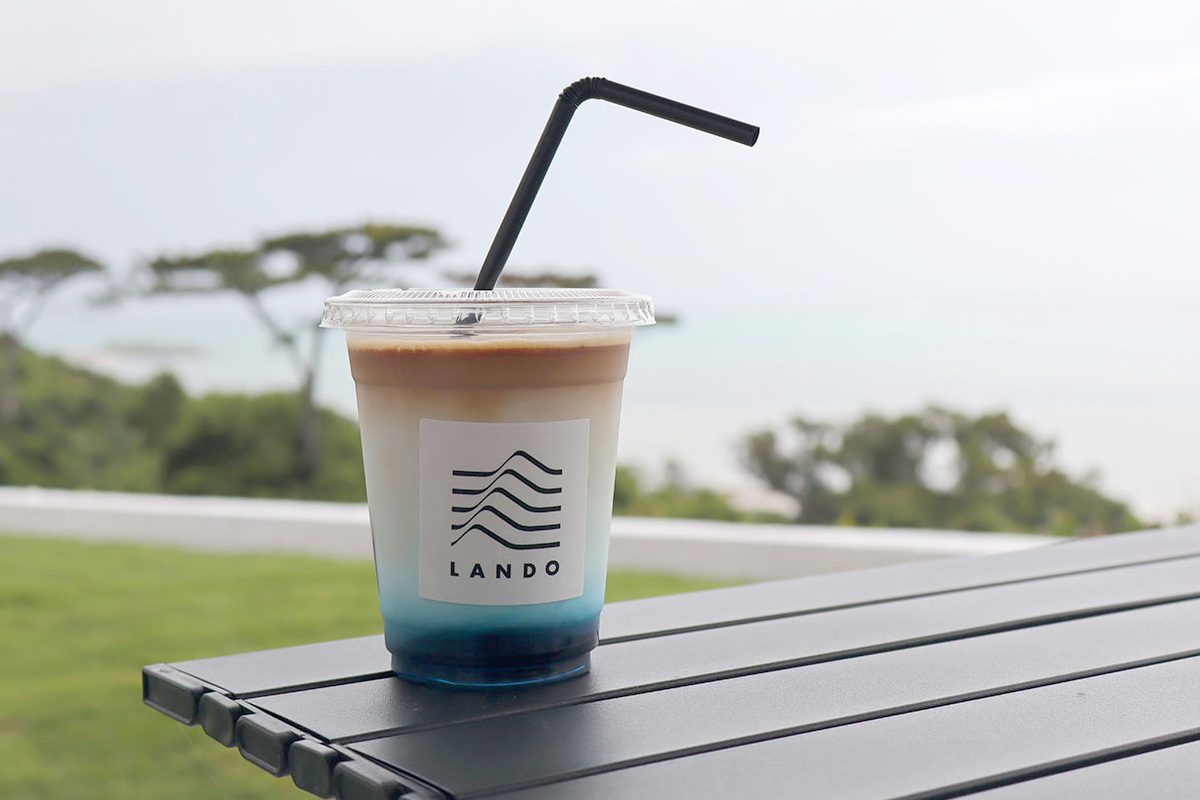 青いラテとスパイス香るクラフトコーラを絶景で。酒造りの技術が息づく蒸留所カフェ「LANDO（ランド）」（南城市）