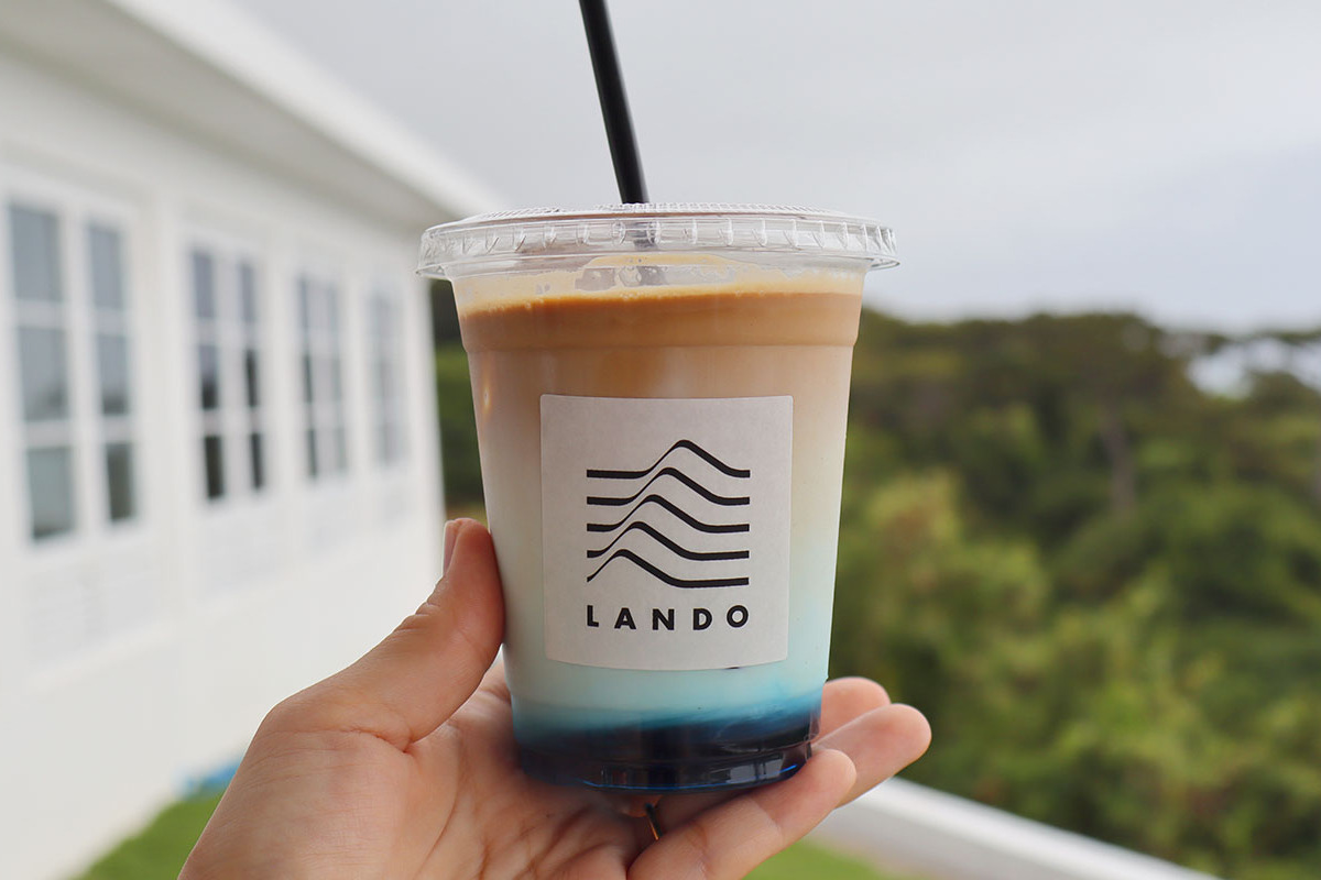 青いラテとスパイス香るクラフトコーラを絶景で。酒造りの技術が息づく蒸留所カフェ「LANDO（ランド）」（南城市）