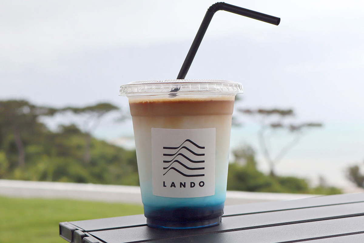 青いラテとスパイス香るクラフトコーラを絶景で。酒造りの技術が息づく蒸留所カフェ「LANDO（ランド）」（南城市）