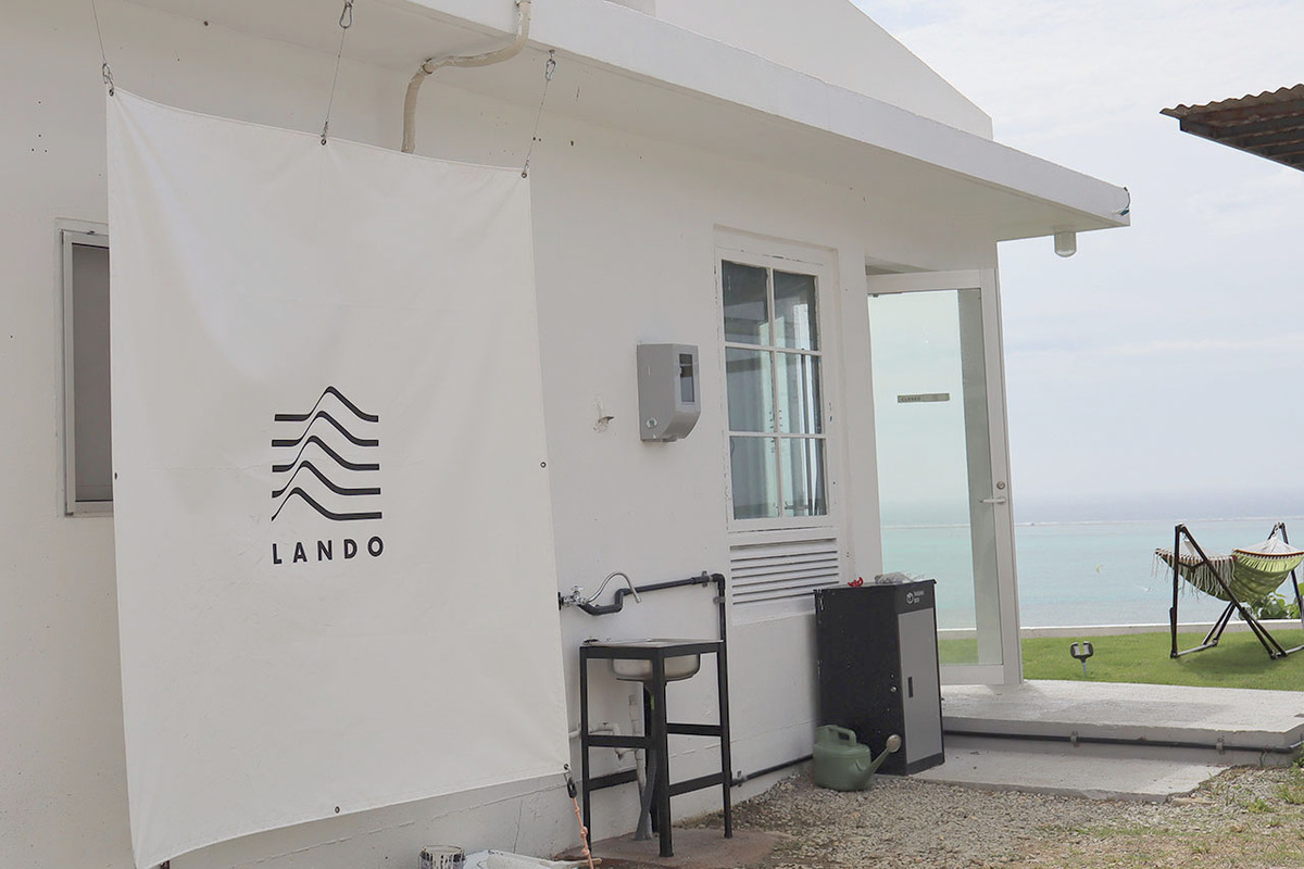 青いラテとスパイス香るクラフトコーラを絶景で。酒造りの技術が息づく蒸留所カフェ「LANDO（ランド）」（南城市）