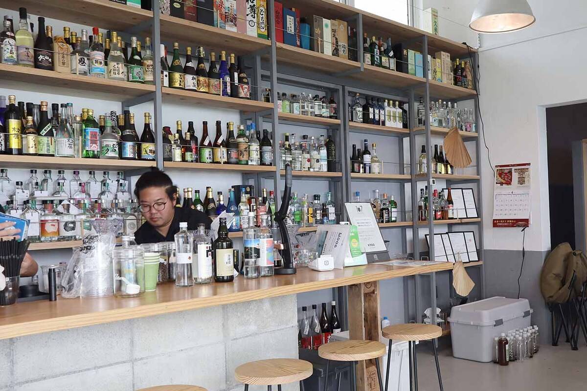 青いラテとスパイス香るクラフトコーラを絶景で。酒造りの技術が息づく蒸留所カフェ「LANDO（ランド）」（南城市）