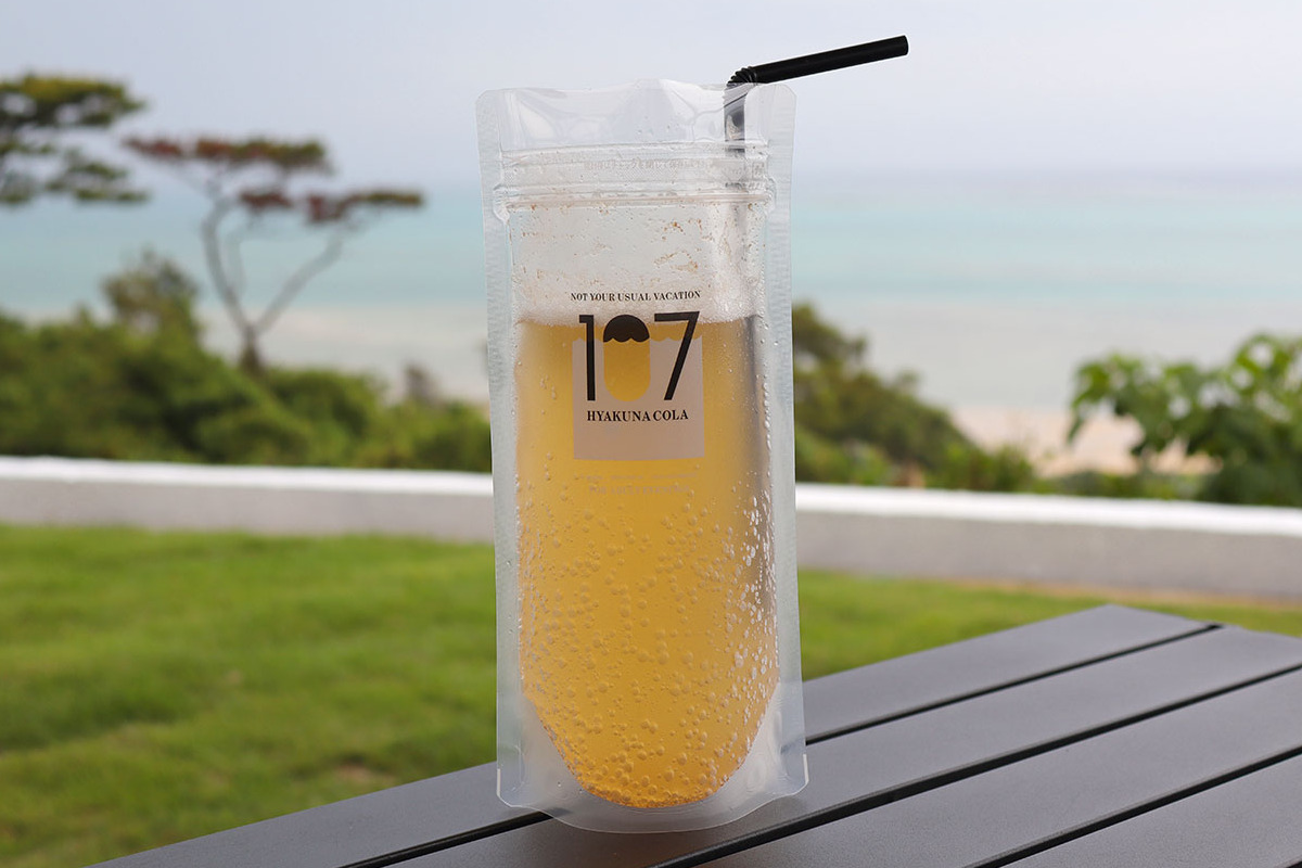 青いラテとスパイス香るクラフトコーラを絶景で。酒造りの技術が息づく蒸留所カフェ「LANDO（ランド）」（南城市）