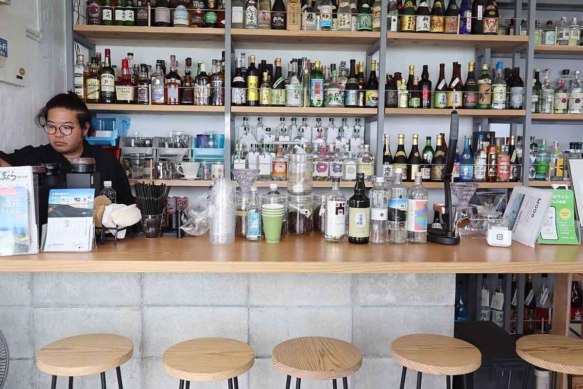 青いラテとスパイス香るクラフトコーラを絶景で。酒造りの技術が息づく蒸留所カフェ「LANDO（ランド）」（南城市）
