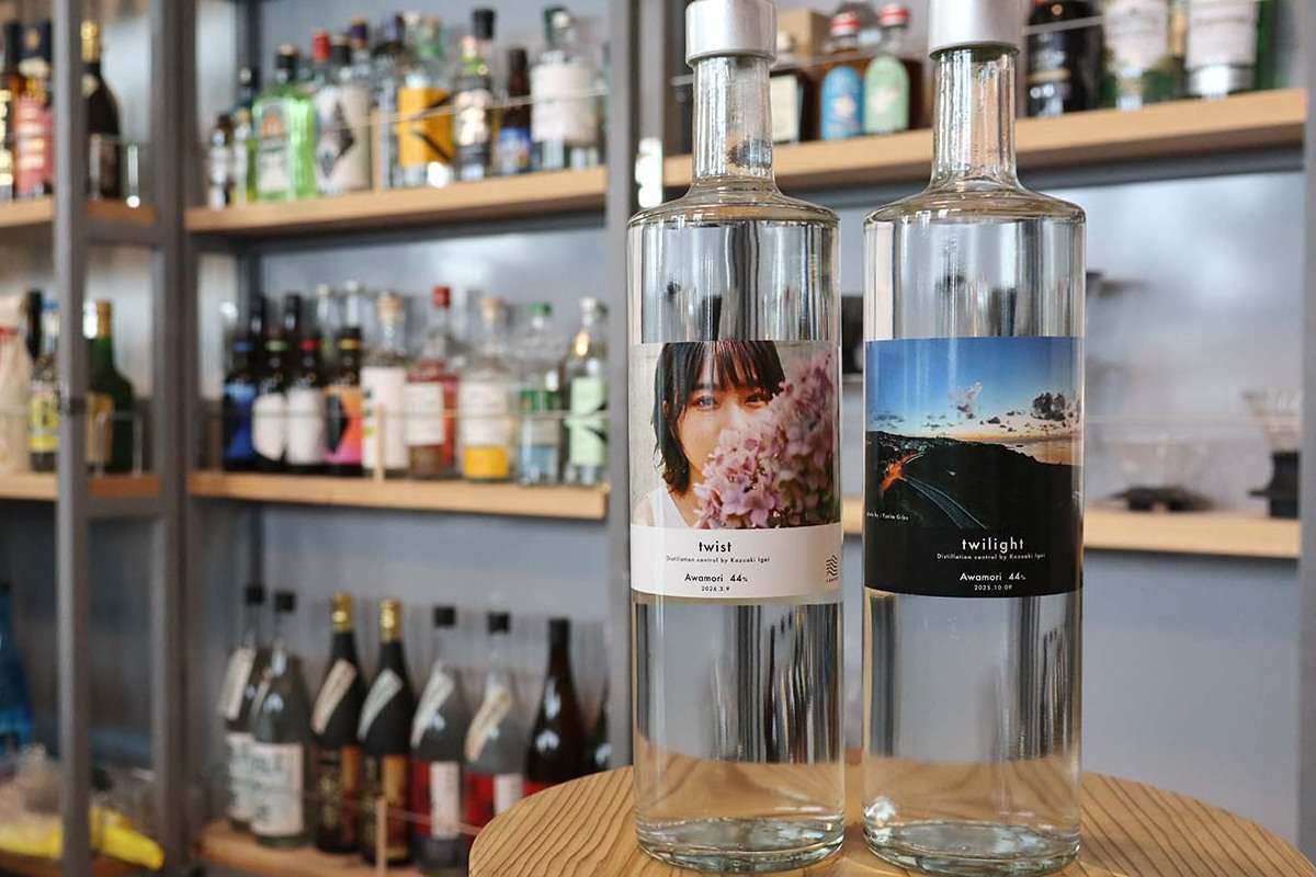 青いラテとスパイス香るクラフトコーラを絶景で。酒造りの技術が息づく蒸留所カフェ「LANDO（ランド）」（南城市）