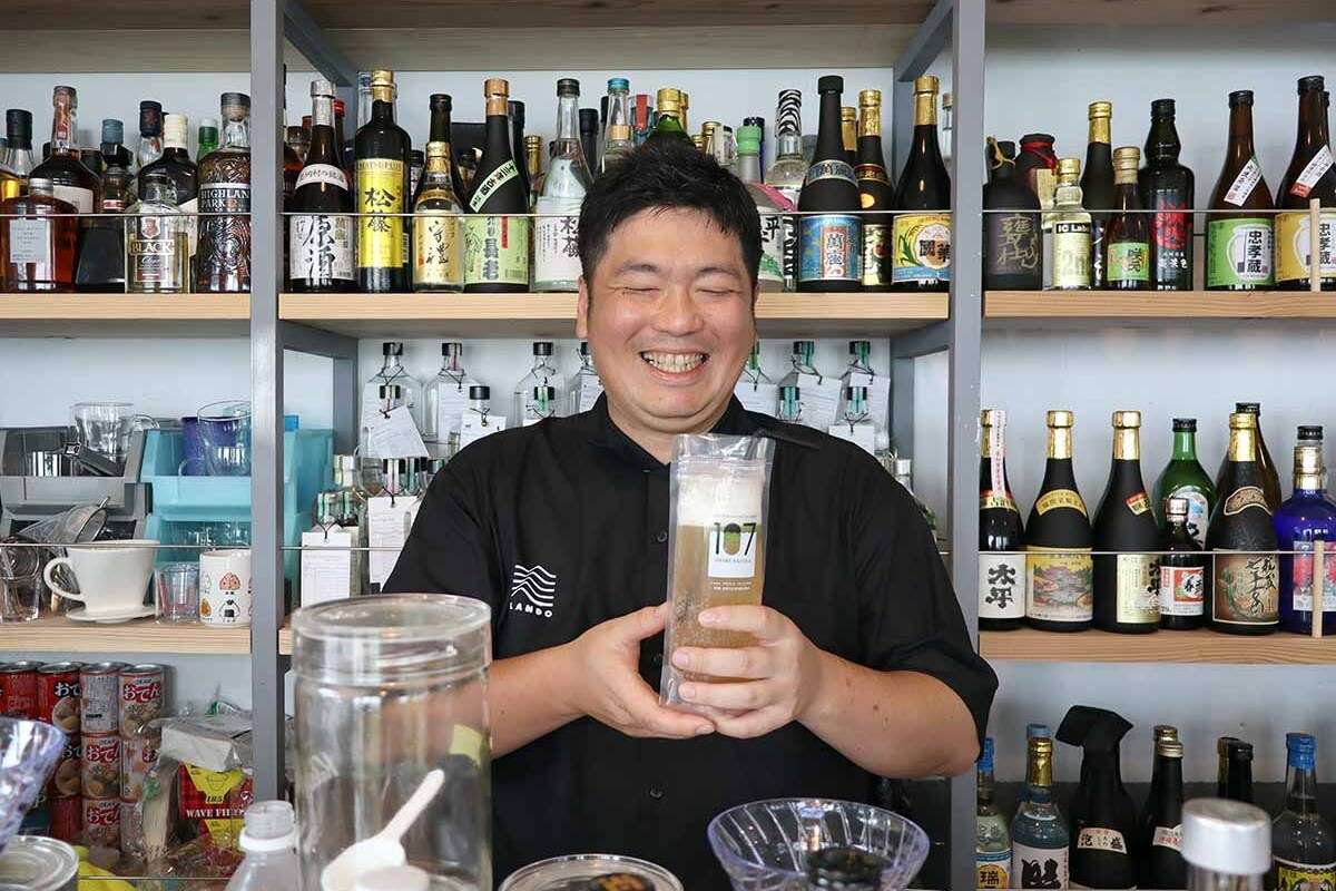 青いラテとスパイス香るクラフトコーラを絶景で。酒造りの技術が息づく蒸留所カフェ「LANDO（ランド）」（南城市）