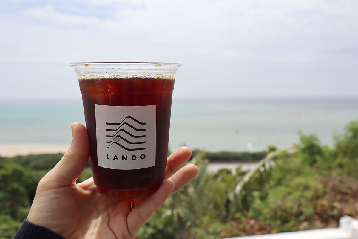 青いラテとスパイス香るクラフトコーラを絶景で。酒造りの技術が息づく蒸留所カフェ「LANDO（ランド）」（南城市）