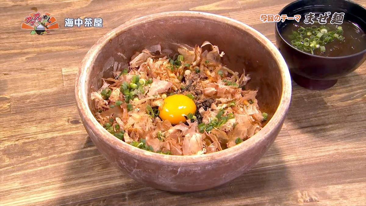 タコスの旨味と卵黄が極上の平麺に密着！和洋折衷なタコ混ぜそば！「海中茶屋」（うるま市）