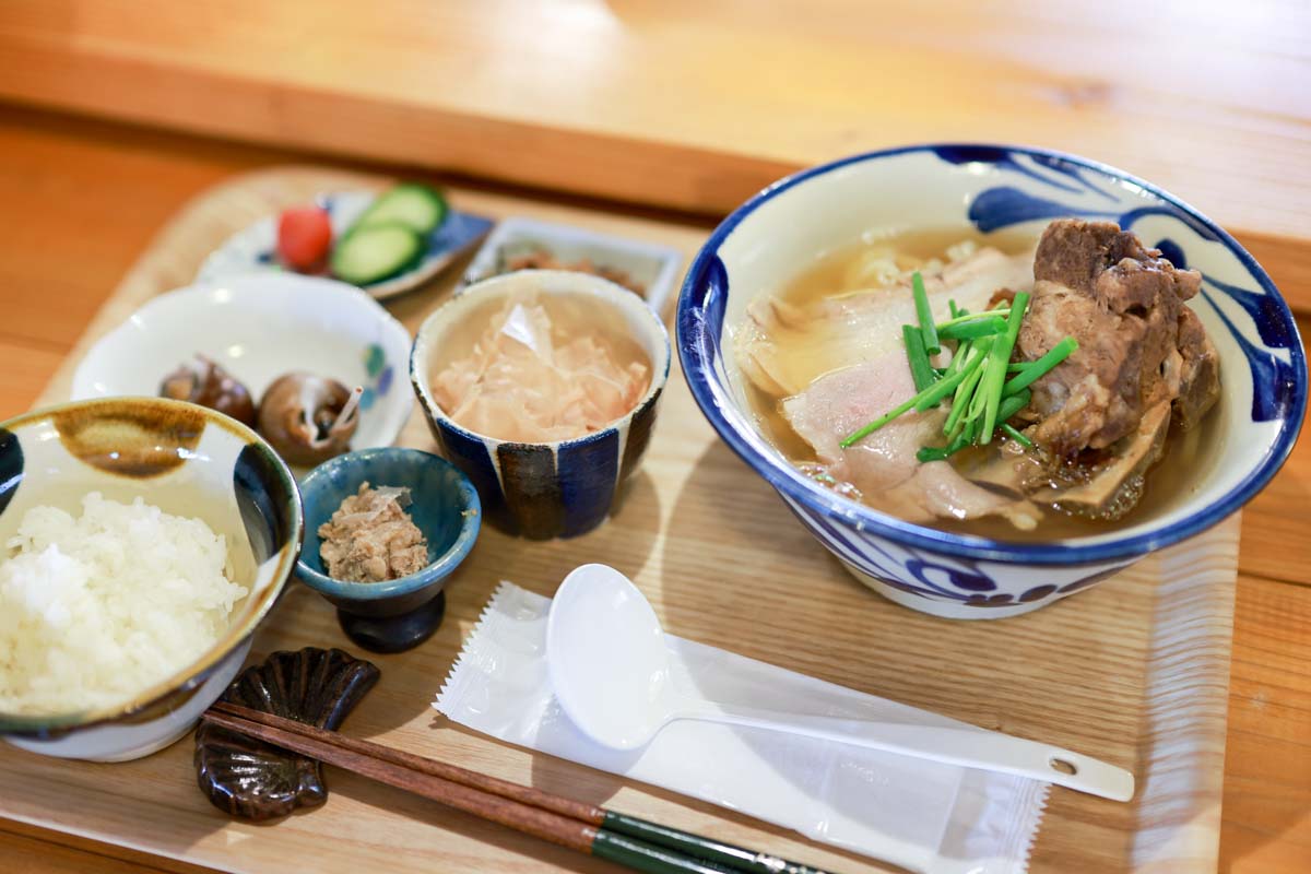 0.01mmの奇跡がここに。「そば処 あさぎ華麗（はなれ）」で味わう極上ダシの沖縄そば｜概念が変わる“食べるコーレーグース”も絶品（那覇市）
