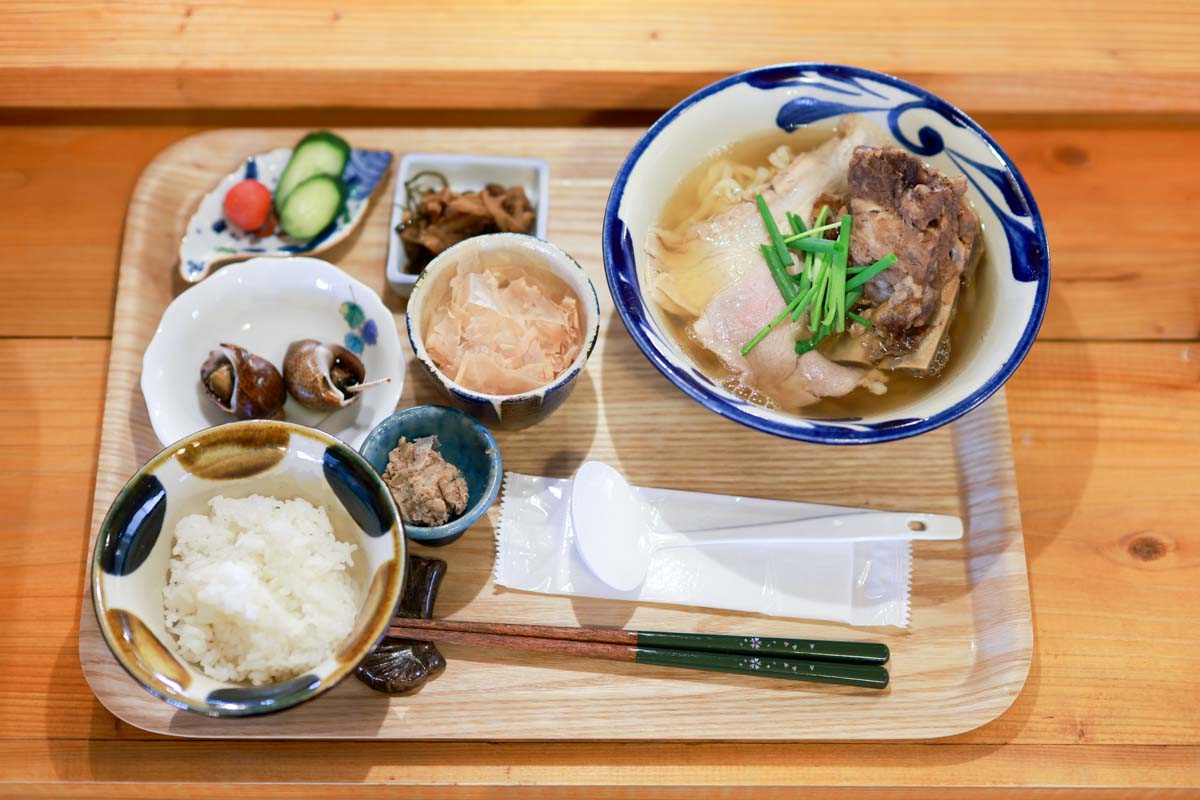 0.01mmの奇跡がここに。「そば処 あさぎ華麗（はなれ）」で味わう極上ダシの沖縄そば｜概念が変わる“食べるコーレーグース”も絶品（那覇市）