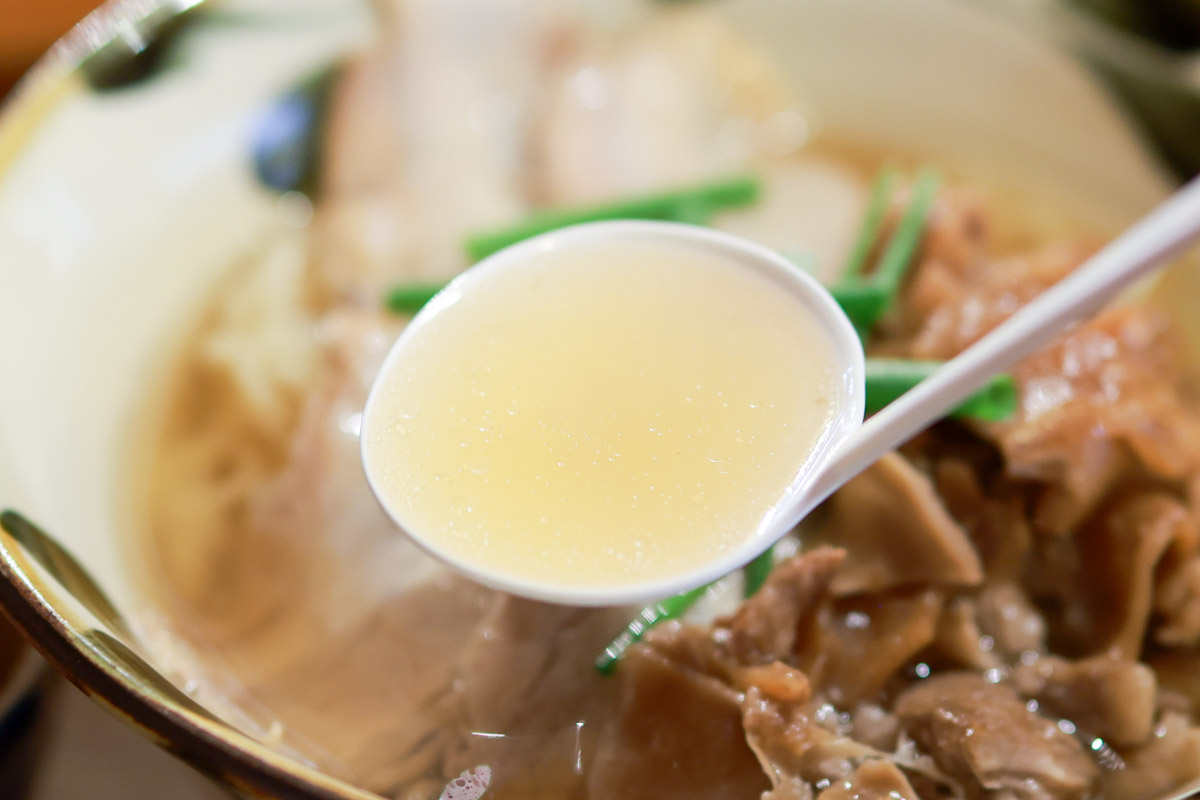 0.01mmの奇跡がここに。「そば処 あさぎ華麗（はなれ）」で味わう極上ダシの沖縄そば｜概念が変わる“食べるコーレーグース”も絶品（那覇市）