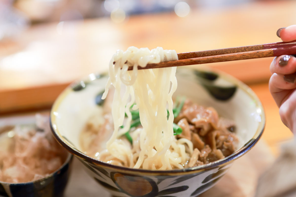 0.01mmの奇跡がここに。「そば処 あさぎ華麗（はなれ）」で味わう極上ダシの沖縄そば｜概念が変わる“食べるコーレーグース”も絶品（那覇市）