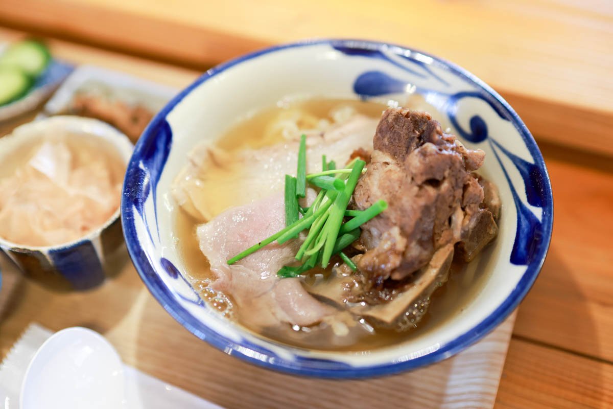 0.01mmの奇跡がここに。「そば処 あさぎ華麗（はなれ）」で味わう極上ダシの沖縄そば｜概念が変わる“食べるコーレーグース”も絶品（那覇市）