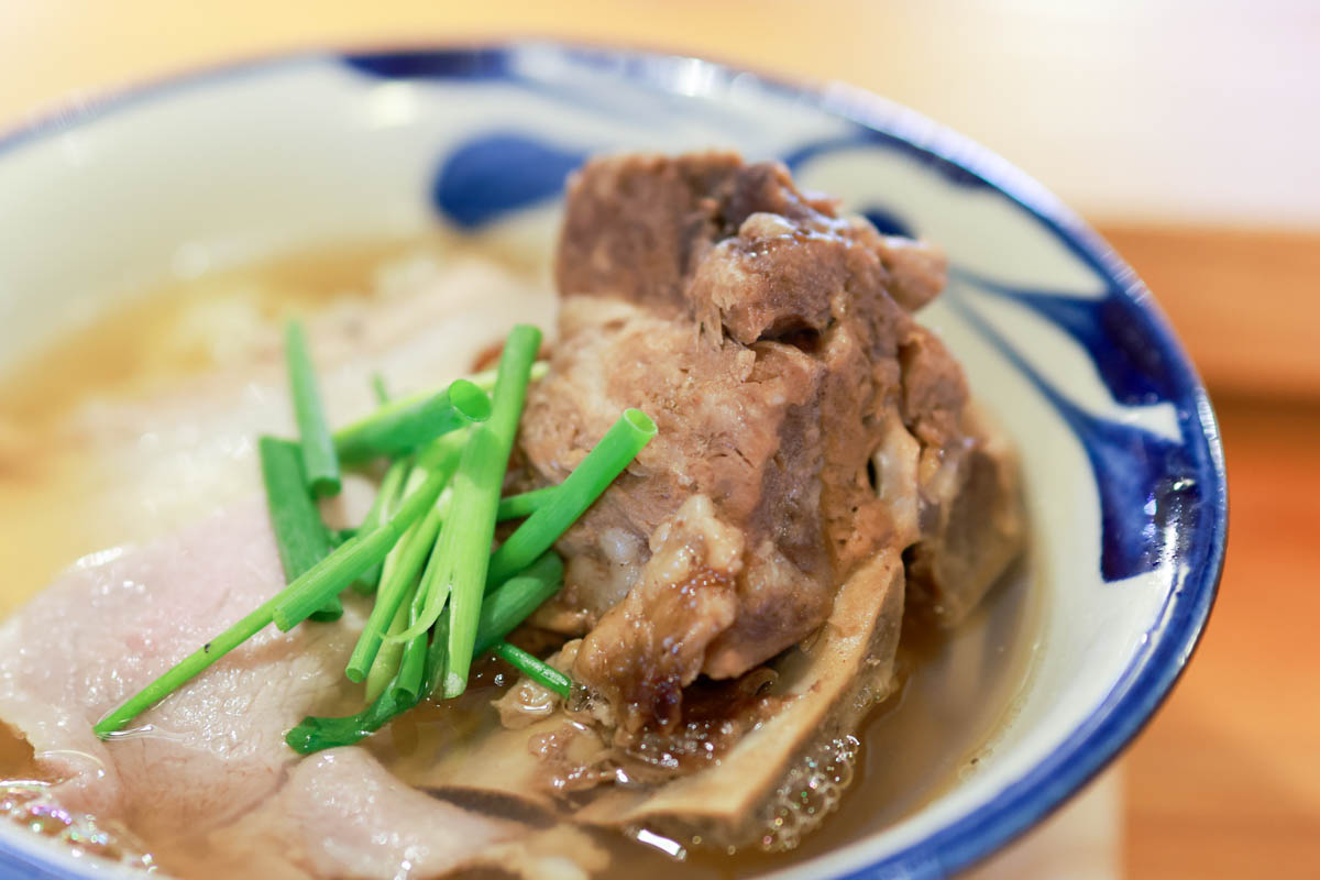 0.01mmの奇跡がここに。「そば処 あさぎ華麗（はなれ）」で味わう極上ダシの沖縄そば｜概念が変わる“食べるコーレーグース”も絶品（那覇市）