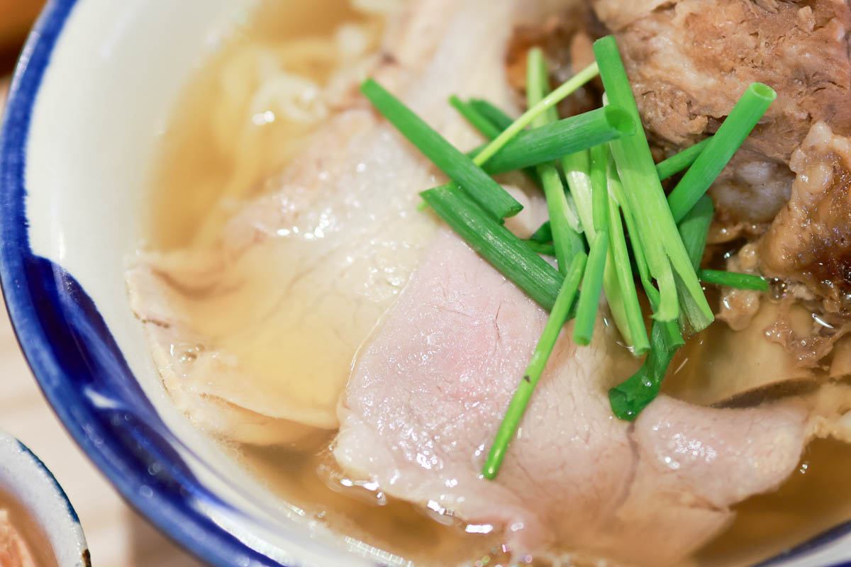 0.01mmの奇跡がここに。「そば処 あさぎ華麗（はなれ）」で味わう極上ダシの沖縄そば｜概念が変わる“食べるコーレーグース”も絶品（那覇市）