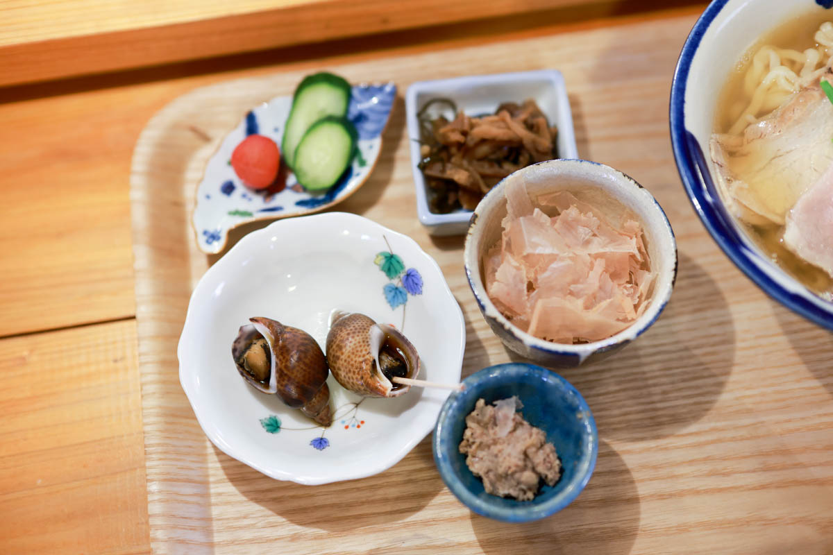 0.01mmの奇跡がここに。「そば処 あさぎ華麗（はなれ）」で味わう極上ダシの沖縄そば｜概念が変わる“食べるコーレーグース”も絶品（那覇市）