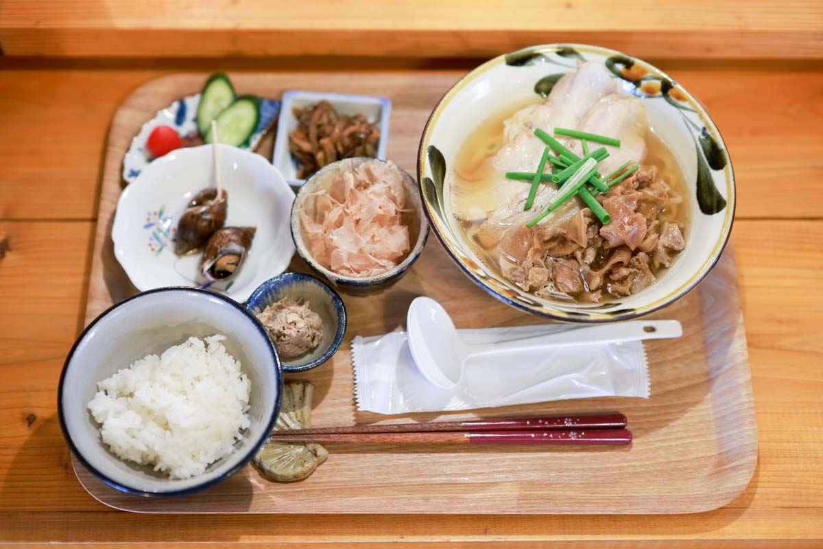 0.01mmの奇跡がここに。「そば処 あさぎ華麗（はなれ）」で味わう極上ダシの沖縄そば｜概念が変わる“食べるコーレーグース”も絶品（那覇市）