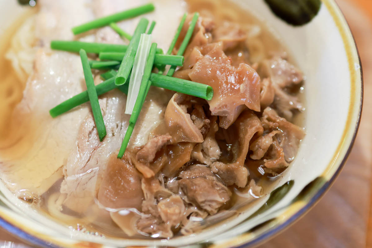0.01mmの奇跡がここに。「そば処 あさぎ華麗（はなれ）」で味わう極上ダシの沖縄そば｜概念が変わる“食べるコーレーグース”も絶品（那覇市）
