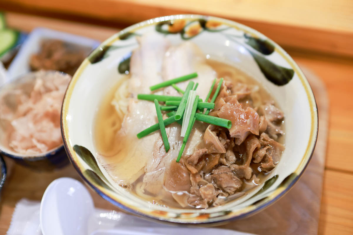 0.01mmの奇跡がここに。「そば処 あさぎ華麗（はなれ）」で味わう極上ダシの沖縄そば｜概念が変わる“食べるコーレーグース”も絶品（那覇市）