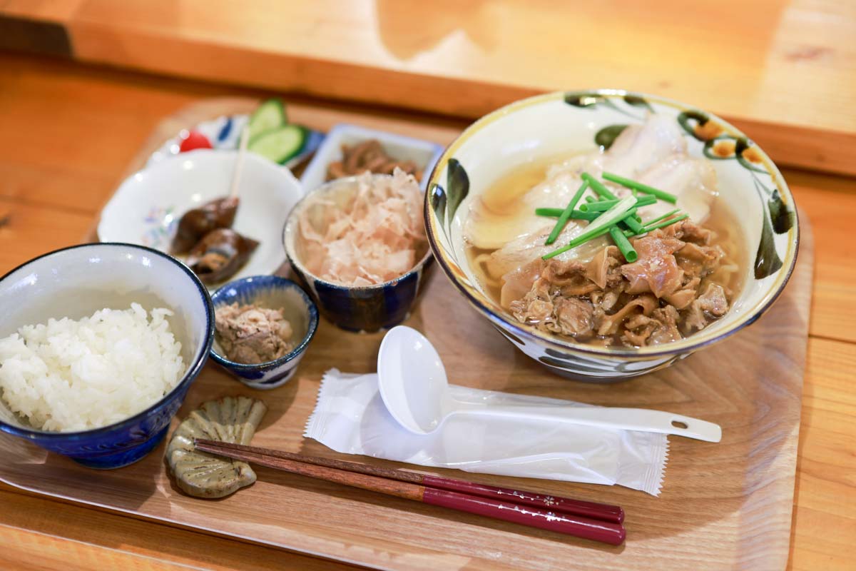 0.01mmの奇跡がここに。「そば処 あさぎ華麗（はなれ）」で味わう極上ダシの沖縄そば｜概念が変わる“食べるコーレーグース”も絶品（那覇市）