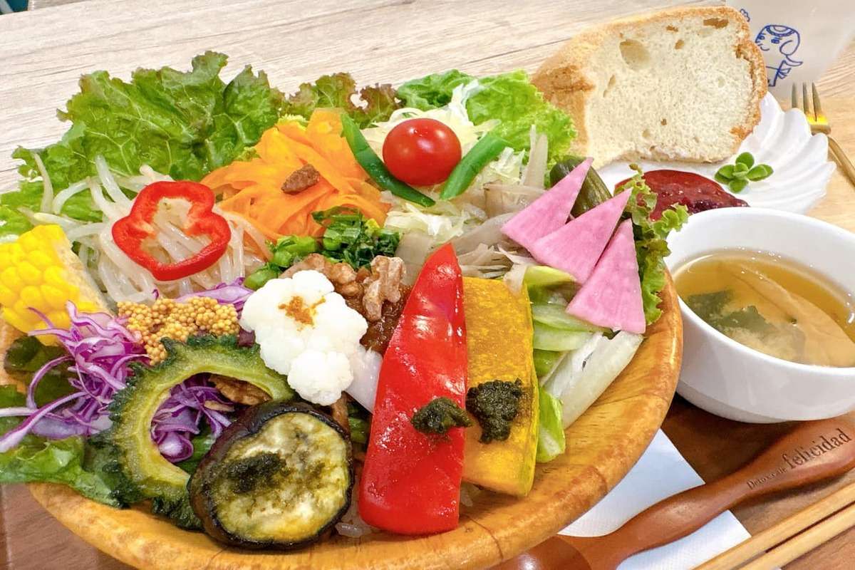 20種類の野菜で心も体もハッピー♪「Detox cafe felicidad（デトックス カフェ フェリシダード）」で食べる幸せ感じてみませんか？（糸満市）