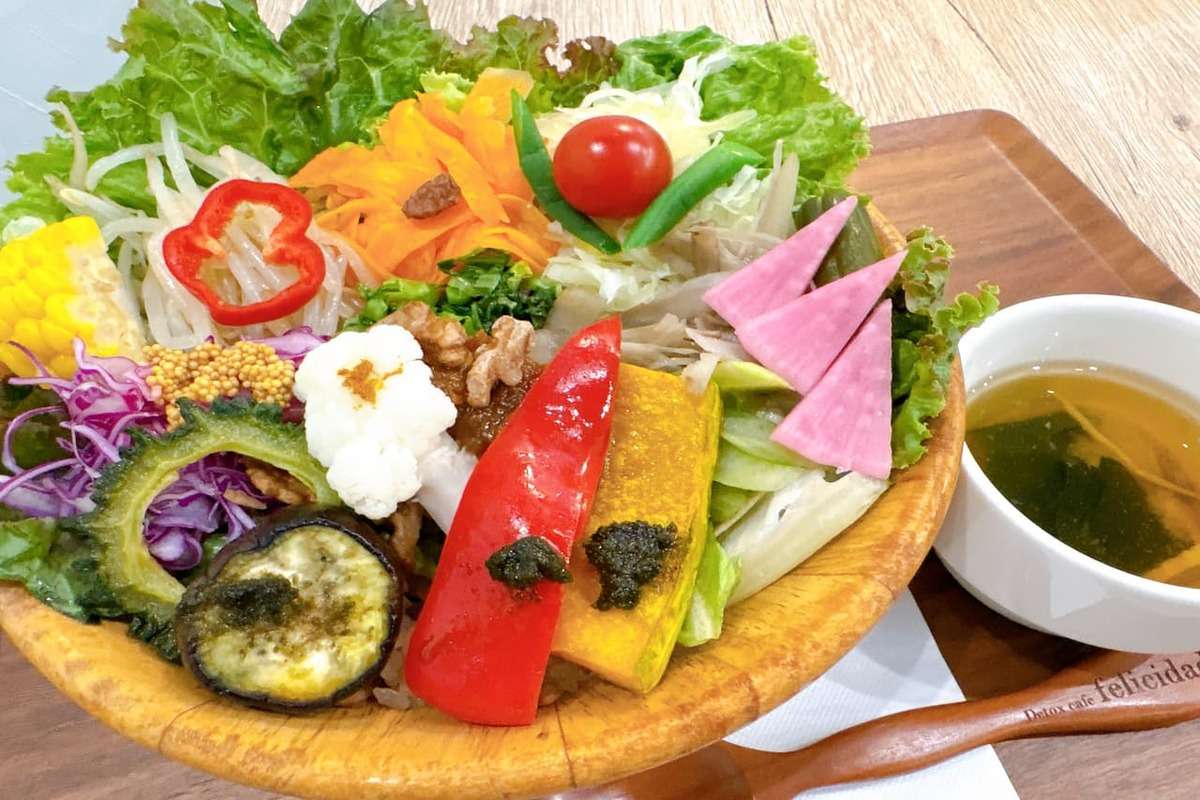 20種類の野菜で心も体もハッピー♪「Detox cafe felicidad（デトックス カフェ フェリシダード）」で食べる幸せ感じてみませんか？（糸満市）