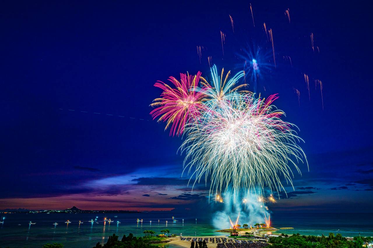 エメラルドビーチの夜空に咲く10,000発の花火　「海洋博美ら海花火大会2026」交通規制・バス運休・駐車場まとめ