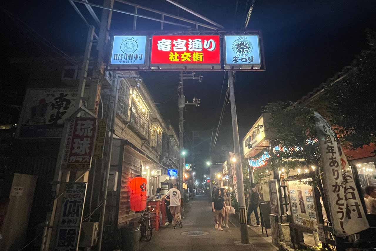 『酒場べしゃる』秘伝の十年継ぎ足しもつ煮とクラフトジンが相性バツグン！国際通り近くのおしゃれ酒場！（那覇市）
