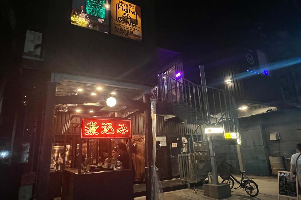 『酒場べしゃる』秘伝の十年継ぎ足しもつ煮とクラフトジンが相性バツグン！国際通り近くのおしゃれ酒場！（那覇市）
