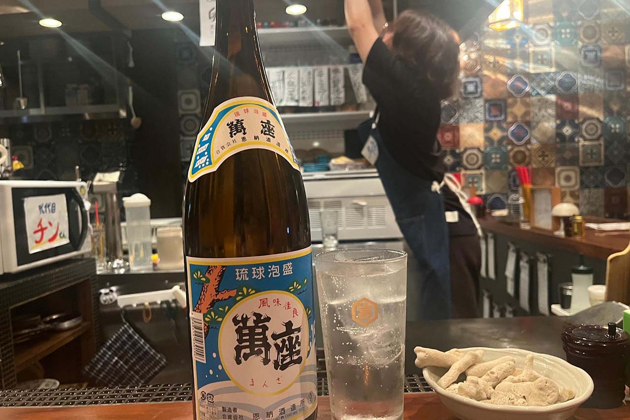 『酒場べしゃる』秘伝の十年継ぎ足しもつ煮とクラフトジンが相性バツグン！国際通り近くのおしゃれ酒場！（那覇市）
