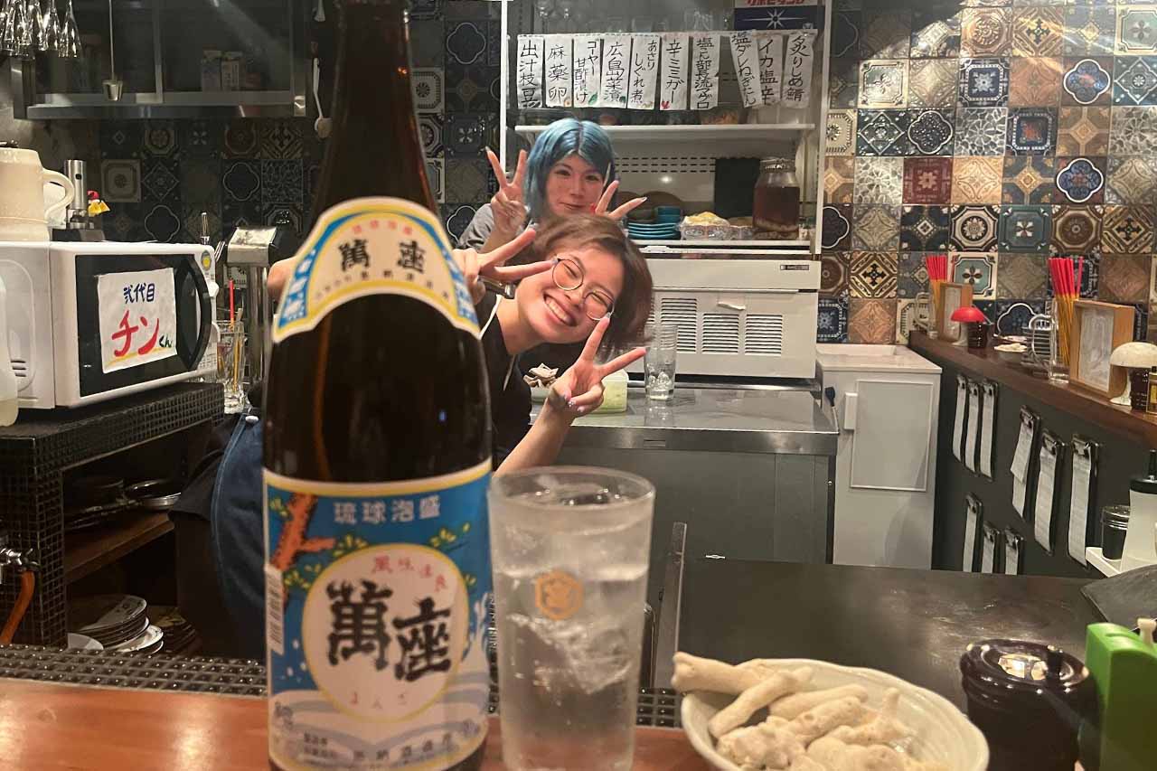 『酒場べしゃる』秘伝の十年継ぎ足しもつ煮とクラフトジンが相性バツグン！国際通り近くのおしゃれ酒場！（那覇市）