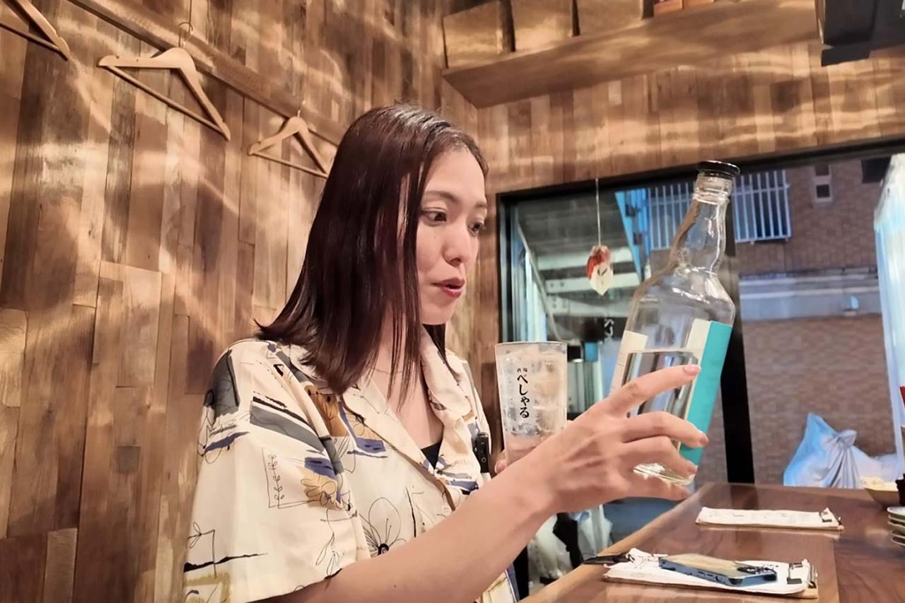 『酒場べしゃる』秘伝の十年継ぎ足しもつ煮とクラフトジンが相性バツグン！国際通り近くのおしゃれ酒場！（那覇市）