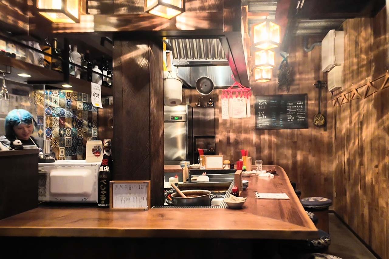 『酒場べしゃる』秘伝の十年継ぎ足しもつ煮とクラフトジンが相性バツグン！国際通り近くのおしゃれ酒場！（那覇市）