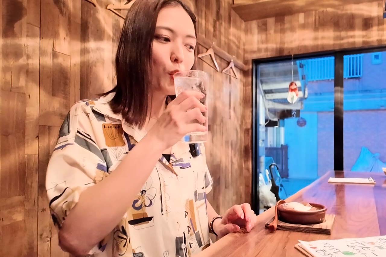 『酒場べしゃる』秘伝の十年継ぎ足しもつ煮とクラフトジンが相性バツグン！国際通り近くのおしゃれ酒場！（那覇市）