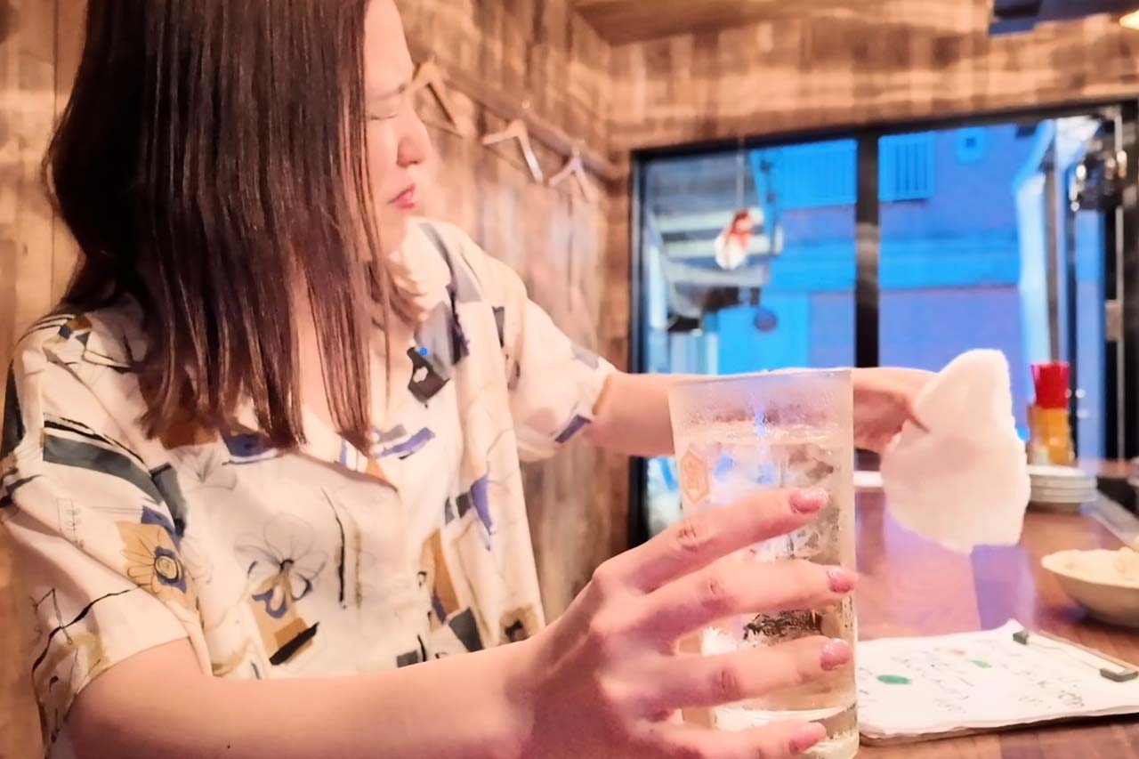 『酒場べしゃる』秘伝の十年継ぎ足しもつ煮とクラフトジンが相性バツグン！国際通り近くのおしゃれ酒場！（那覇市）